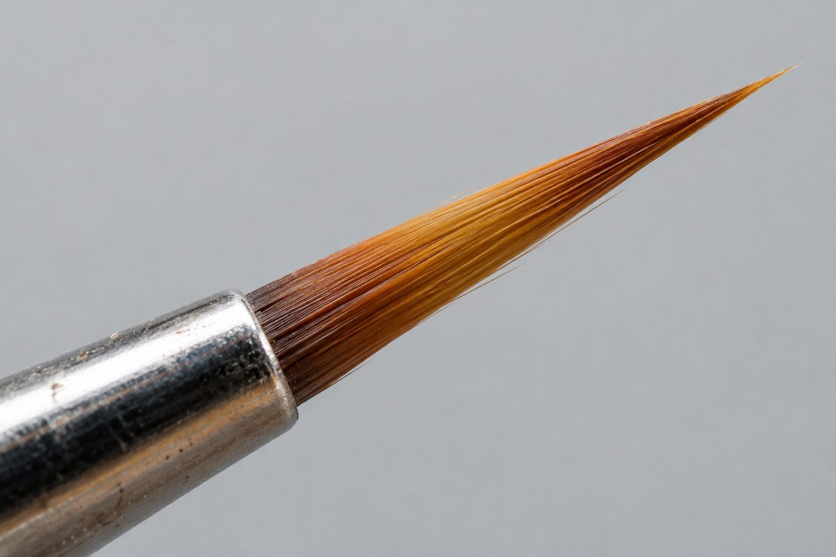 Macro view of synthetic Kolinsky liner brush hairs forming an exact micro point